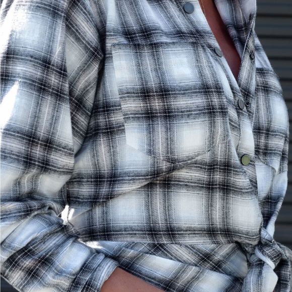 VICI boutique - BNWT plaid button down wrap dress. - Picture 5 of 6